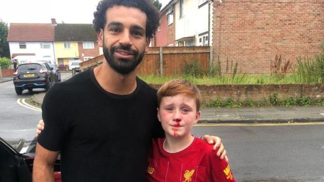 صلاح مع طفل يرتدي قميص ليفربول