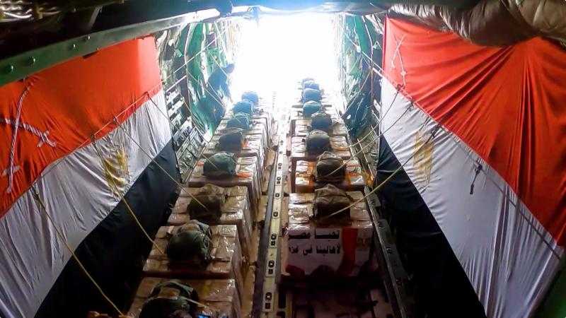 مصر تواصل أعمال الجسر الجوي اليومي لإسقاط المساعدات الإنسانية والإغاثية على غزة