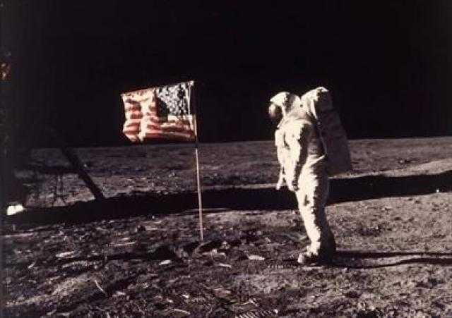 مخرج أمريكي يخرج عن صمته: مهمة «أبولو 11» أكذوبة.. وأمريكا ضللت العالم