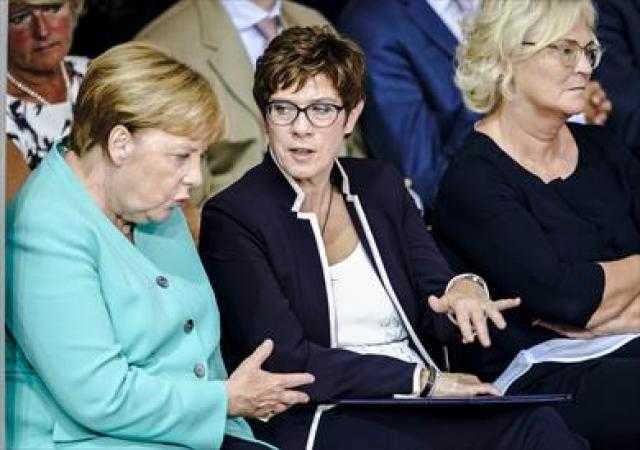 وزيرة الدفاع الألمانية الجديدة كارينباور تحلف اليمين أمام البرلمان