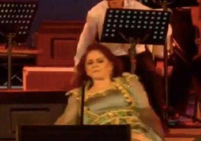 ميادة الحناوي تغني جالسة بعد سقوطها على المسرح بمهرجان صفاقس الدولي