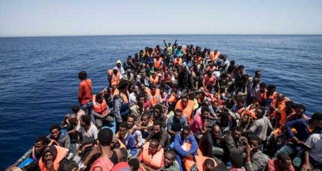 إنزال مهاجرين من سفينة في إيطاليا وترك 134 على متنها