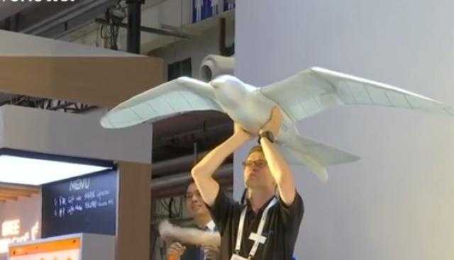 فيديو.. روبوت طائر يحلق فوق رؤوس زوار معرض في الصين