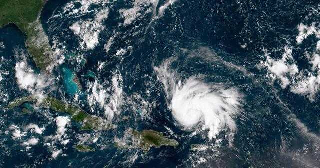 الإعصار دوريان يستجمع القوة ويتجه صوب فلوريدا