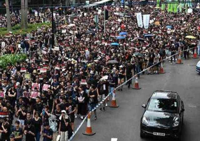 احتجاجات هونج كونج مستمرة والسلطات تغلق محطة قطار «توين مون»