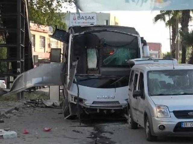 فيديو.. انفجار يستهدف حافلة للشرطة في جنوب تركيا