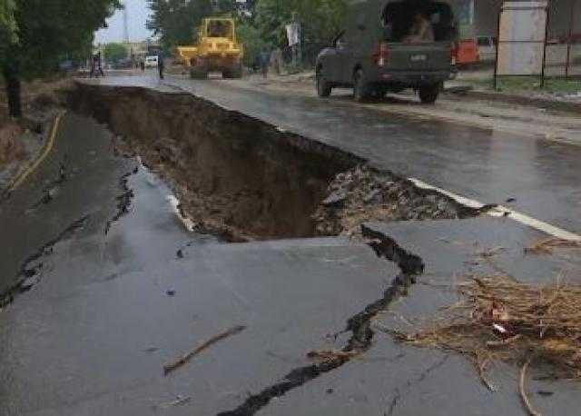 فيديو.. زلزال في باكستان يتسبب بانهيار الطرق ووقوع العديد من الحوادث