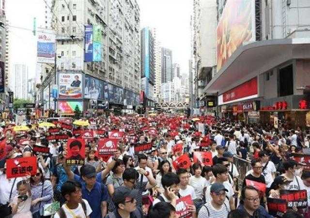 اندلاع اشتباكات في هونج كونج بعد حظر الأقنعة