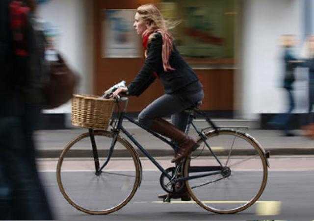 جارديان: البريطانيات يتعرضن للإيذاء بسبب ركوب الدراجات البخارية