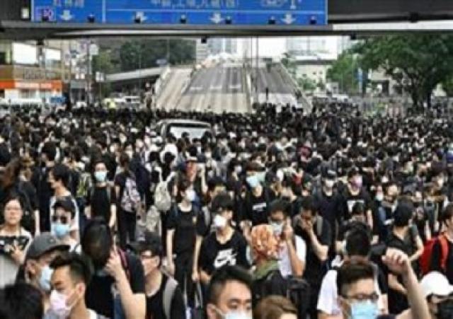 الآلاف من متظاهري هونج كونج