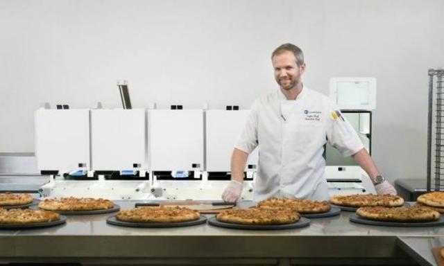 فيديو| روبوت يطبخ 300 قطعة بيتزا فى ساعة