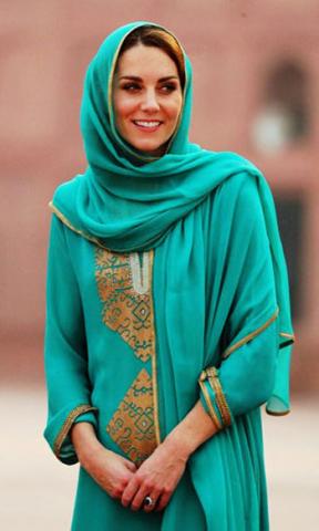 الأميرة كيت ترتدى الحجاب داخل مسجد باشاهى 