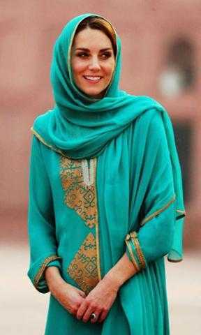 ”كيت ميدلتون” بـ ”الحجاب” داخل مسجد ”بادشاهى” فى باكستان