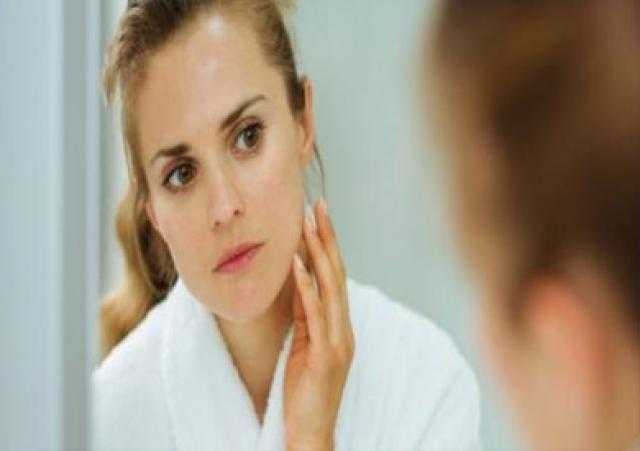 الإفراط في غسل الوجه يمكن أن يضر البشرة