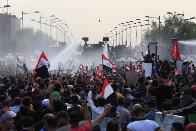 متظاهرين في بغداد