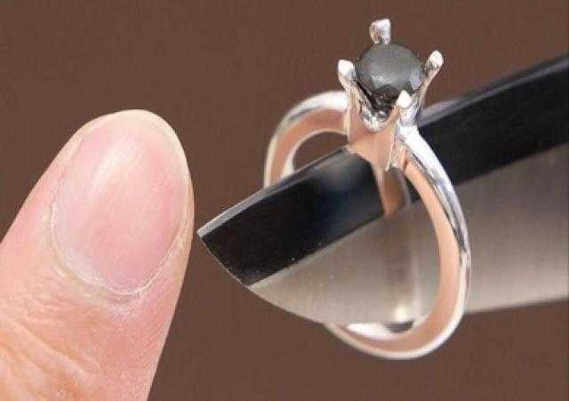شاب ياباني يصنع ماسة خاتم الخطوبة من «قصاصات الأظافر»