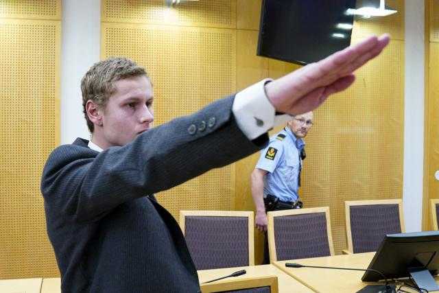 النرويجي المتهم بإطلاق النار على مسجد يؤدي التحية النازية في المحكمة