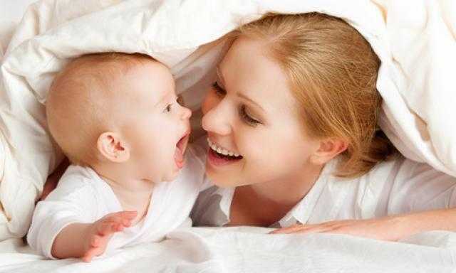 دراسة طبية تكشف العلاقة بين تفاعل الأم ورضيعها وتأثيره على زيادة وزنه في المستقبل
