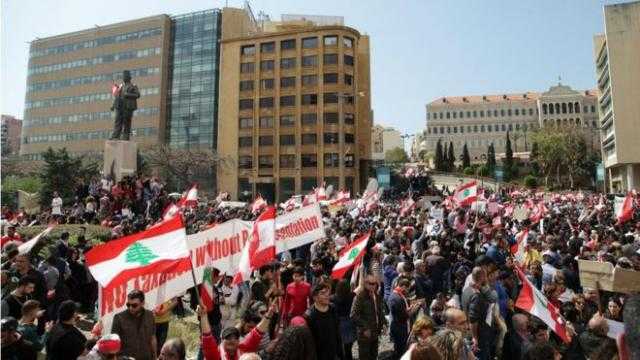 لبنان: أعداد كبيرة من المتظاهرين يغلقون الشوارع لمنع انعقاد جلسة للبرلمان
