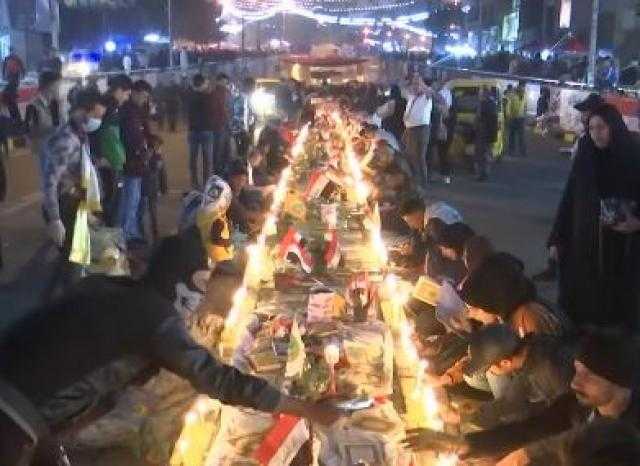 بالفيديو.. عراقيون يكرمون ضحايا المظاهرات بوضع الزهور وإشعال الشموع بساحة التحرير