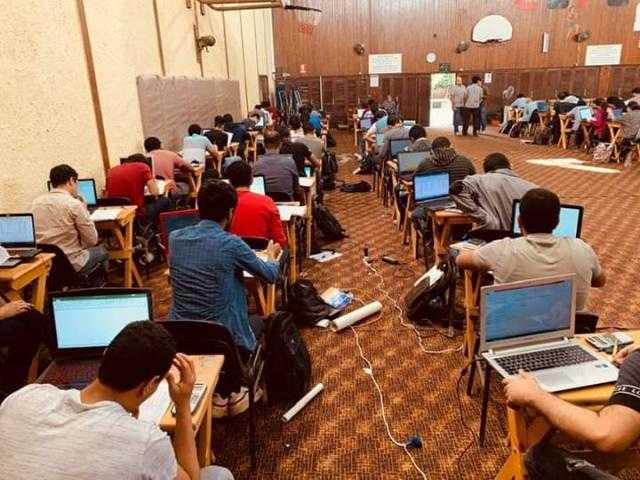 أستاذ بهندسة القاهرة يوضح سبب استخدام الطلاب للإنترنت في الاختبارات