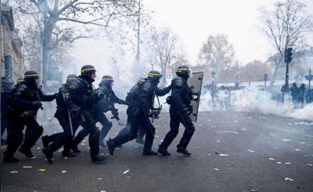 النقابات في فرنسا تدعو إلى اضراب ثان 10 ديسمبر للاحتجاج على قانون المعاشات التقاعدية