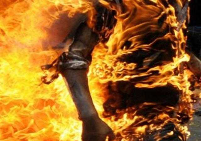 أمين شرطة يشعل النيران في جسده بأسوان