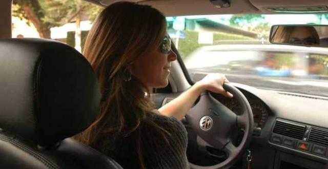 شائعات خاطئة يطلقها الرجال على قيادة النساء للسيارات.. تعرف عليها