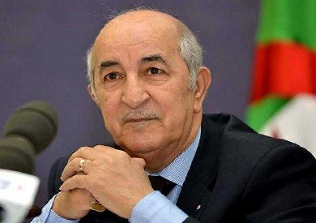 الرئيس الجزائري يلقي النظرة الأخيرة على جثمان الفريق قايد صالح