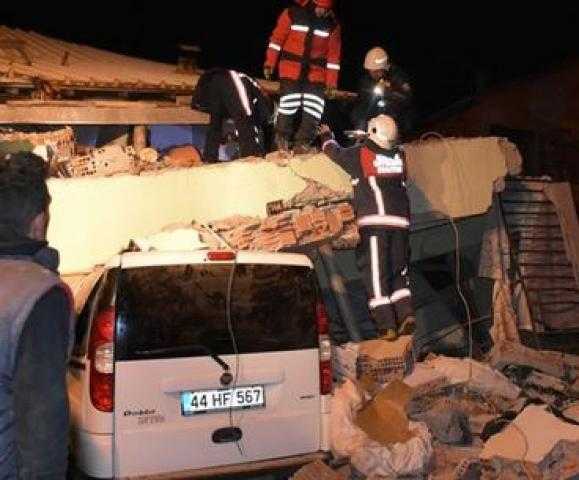 وسط اتهامات بقصور عمليات الإنقاذ.. السلطات التركية تمنع وصول مساعدات لمنكوبي الزلزال