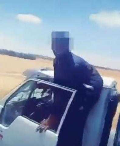 القبض على سائق متهور خرج جسده من الشاحنة أثناء سيره بالأردن