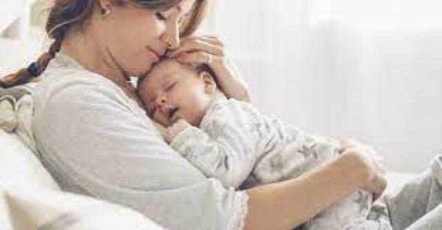 7 عادات خاطئة تؤذى طفلك الرضيع .. تعرفى عليها