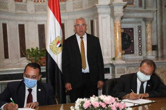 وزير الزراعة يشهد توقيع بروتوكول تعاون مشترك بين بحوث الصحراء والريف المصري 