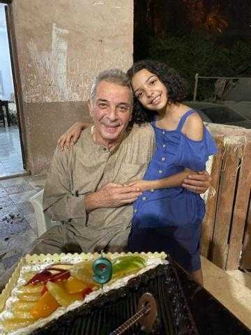 محمود حميدة يحتفل بعيد ميلاد إبنة شقيقه الراحل