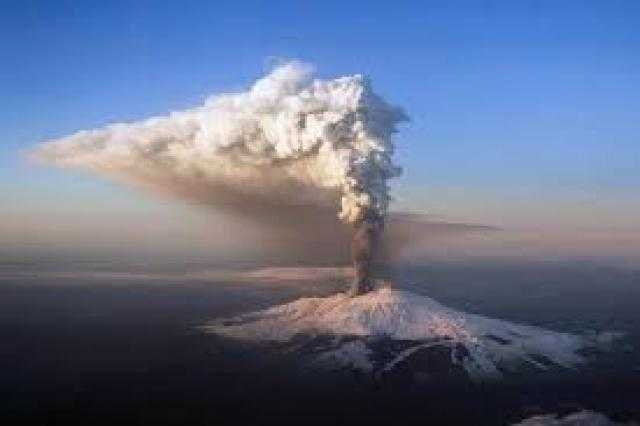 انفجار جديد لبركان إتنا فى إيطاليا صباح اليوم