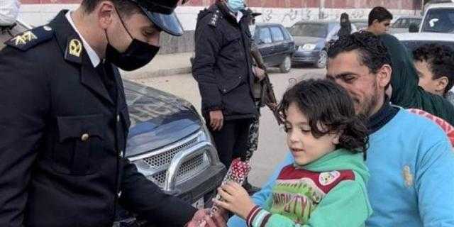 شرطة الفيوم تقوم بتوزيع الورود و الشيكولاته احتفالا بـ عيد الشرطة