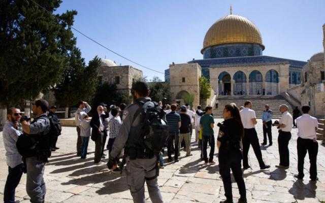 عشرات المواطنين في فلسطين يقتحمون المسجد الأقصي