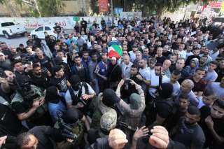 عاجل : الاحتلال الإسرائيلي يقتحم موكب تشييع الشهيدة شيرين أبوعاقلة