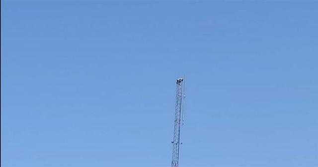 ”عايز شقة” .. إنقاذ مواطن من الانتحار بعد صعوده أعلى برج الإسعاف بـ سيناء