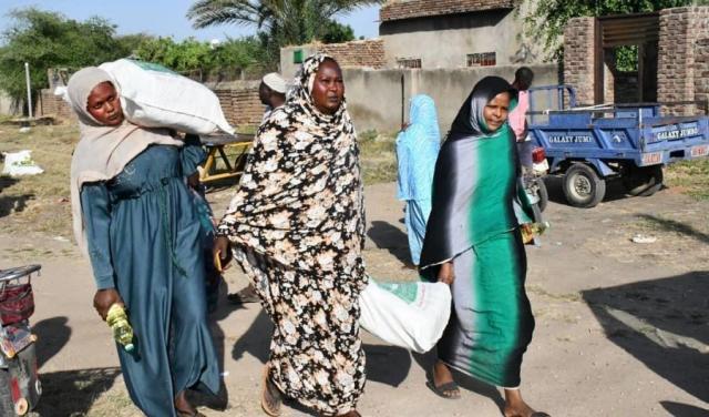 مركز الملك سلمان للإغاثة يوزع سلال ومساعدات غذائية في الصومال والسودان واليمن