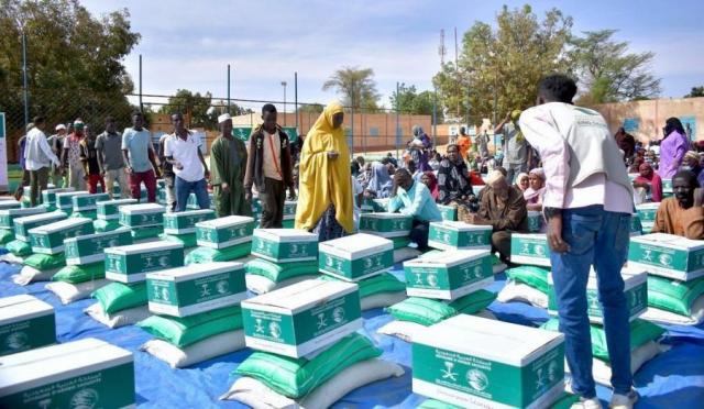 مركز الملك سلمان للإغاثة يوزّع سلال غذائية لصالح السكان المحتاجين بالنيجر