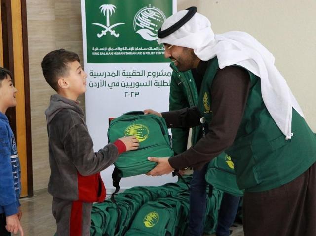مركز الملك سلمان للإغاثة يُوزّع حقائب مدرسية وكسوة شتوية على أبناء اللاجئين السوريين في الأردن