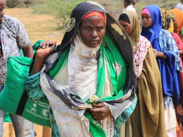 مركز الملك سلمان للإغاثة يوزع كسوة شتوية وسلال غذائية في الصومال
