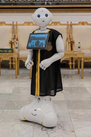 روبوت بـ (11) لغة لاستقبال زوار مجمع الملك عبدالعزيز لكسوة الكعبة المشرفة