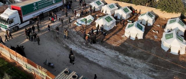 مركز الملك سلمان للإغاثة يواصل توزيع المواد الإغاثية والغذائية والطبية لمتضرري الزلزال في جنديرس بمحافظة حلب بسوريا