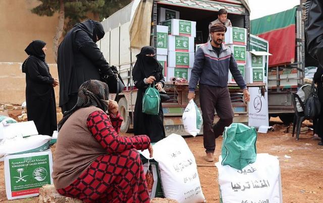 مركز الملك سلمان للإغاثة يواصل توزيع المواد الإغاثية لمتضرري الزلزال في محافظة إدلب بسوريا