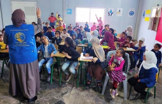 مركز الملك سلمان للإغاثة يوزع تمور ويختتم مشروع توزيع الحقيبة المدرسية للطلبة السوريين في الأردن