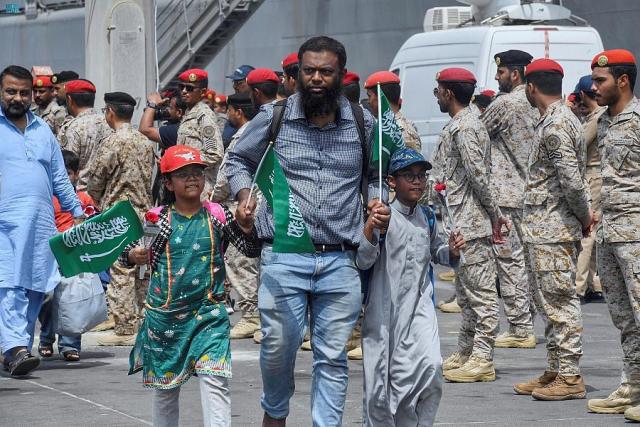 استمراراً للجهود التي تبذلها السعودية بتوجيهات القيادة الرشيدة: وصول 31 مواطناً و 1143 شخصاً من رعايا الدول الشقيقة والصديقة من جمهورية السودان إلى جدة