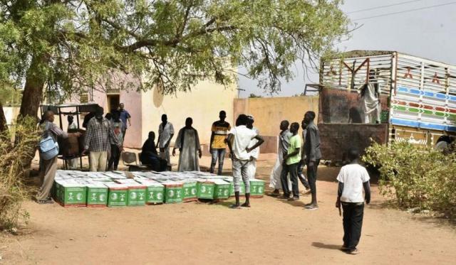 مركز الملك سلمان للإغاثة يوزع مساعدات إغاثية وغذائية في ولايات السودان