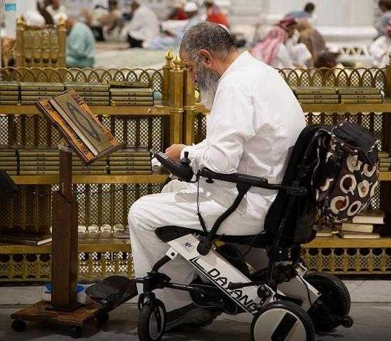 ”شؤون الحرمين” توفر خدمة إيصال الأشخاص ذوي الإعاقة من الساحات المحيطة بالمسجد الحرام إلى الأماكن المخصصة